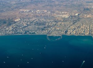 Vista aérea de Bandar Abbas, cidade portuária iraniana no Golfo Pérsico, com vários portos e ...