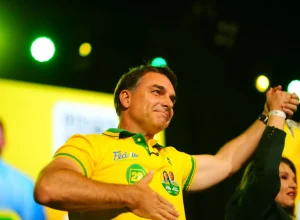 Flávio Bolsonaro confirma presença em debate eleitoral mesmo sem Lula