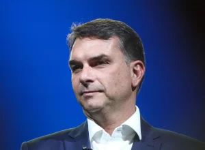 Flávio Bolsonaro projeta retorno de Jair Bolsonaro ao rodeio de Jaguariúna em 2027