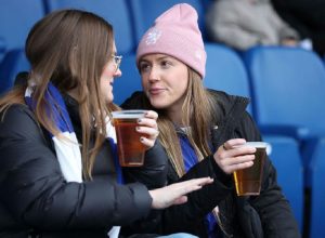 Governo britânico estuda liberar consumo de cerveja nas arquibancadas de estádios de futebol