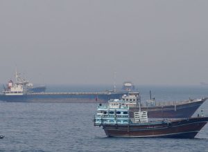 Navios e barcos no Estreito de Ormuz, na costa de Musandam, Omã  • REUTERS/Foto de arquivo