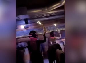 Vídeo promocional do Le Constellation mostra mulheres carregando garrafas com velas de faíscas ...