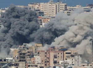 Fumaça sobe após ataque de Israel a Beirute, no Líbano, em 04/03/2026  • REUTERS/Claudia Greco
