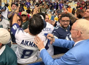 Jerry Jones interage com torcedores no Maracanã antes de NFL Rio Game