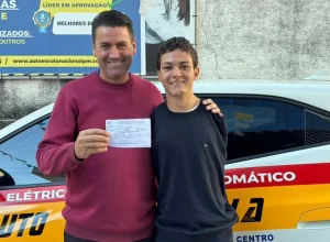 Jovem que nasceu sem os braços conquista CNH e reforça busca por autonomia em Minas Gerais