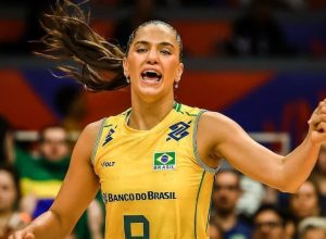 Júlia Kudiess, central do Brasil, em quadra pela VNL Feminina  • Divulgação/Volleyball World
