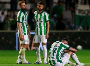 Jogadores do Juventude lamentando o empate para o Bahia no Brasileirão  • LUIZ ERBES/AGIF - A...