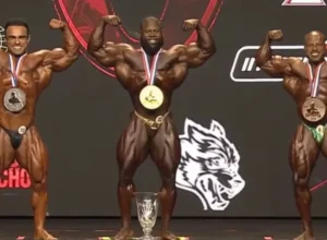 Keone Pearson consolida hegemonia e conquista o tetracampeonato no Mr. Olympia 2026