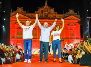 Lula critica altos salários e regalias no Corinthians durante comício em Alagoas