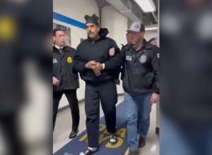 Vídeo aparentemente mostra Nicolás Maduro sendo levado para a prisão em Nova York após ser ca...