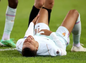 Mbappé sofre hiperextensão no joelho e Real Madrid confirma lesão após corte da seleção francesa