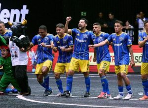 Jogadores do Dendele FC celebram em partida contra o Podpah Funkbol Clube.  • Divulgação/Kin...