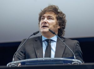 O presidente da Argentina, Javier Milei, discursa durante o último dia do Fórum Econômico de M...