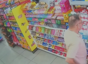 Imagens mostram motorista comprando bebida antes de atropelar crianças  • Reprodução