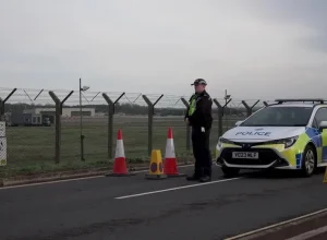 Operação antiterrorismo mantém cerco em base aérea britânica usada pelos Estados Unidos