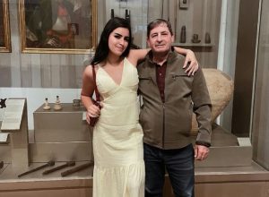 Pai enfrenta chuva e dor para apoiar filha em apresentação acadêmica
