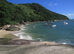Praia do Sangava: o refúgio escondido no Guarujá que abriga caverna submersa