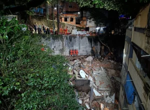 Prédio de quatro andares desaba no Morro do Cantagalo durante demolição