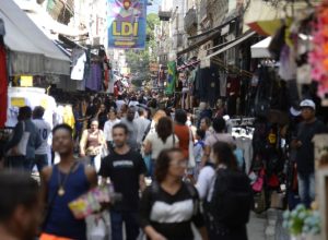 Pedestres nas ruas na tradicional área de compras do Saara, no centro do rio de Janeiro  • Fo...