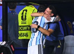 Scaloni e Messi se abraçam após o camisa 10 argentino ser substituído na vitória da Argentina...