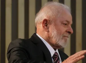 É jornalista e escritor brasileiro, conhecido por sua atuação em veículos de grande relevânc...