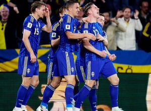 Viktor Gyokeres, da Suécia, comemora após marcar o segundo gol de sua equipe durante a partida ...