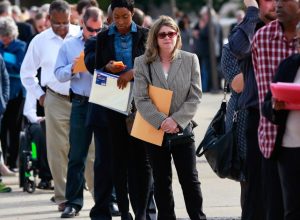 Fila para feira de empregos em Uniondale, Nova York  • 07/10/2014. REUTERS/Shannon Stapleton/F...