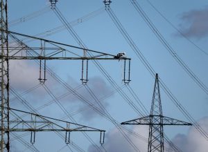 Linha de transmissão de energia  • 20/03/2023REUTERS/Wolfgang Rattay