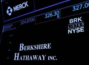 Logo da Berkshire Hathaway em painel eletrônico da Bolsa de Valores de Nova York  • 10/05/202...