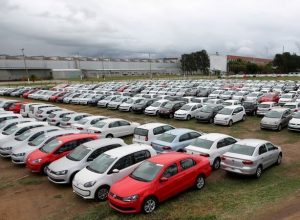 Carros novos estacionados em fábrica da Volkswagen em Taubaté  • 19/06/2015REUTERS/Paulo Whi...