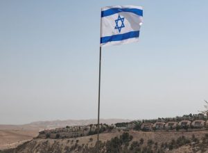 Bandeira israelense na Cisjordânia ocupada por Israel  • 14/8/2025 REUTERS/Ronen Zvulun