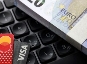 Ilustração mostra notas de euro e cartões Visa e Mastercard  • 24 de setembro de 2025. REUT...