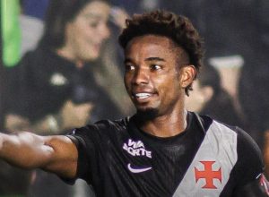 Thiago Mendes comemora gol pelo Vasco contra o Athletico-PR no Brasileirão  • Matheus Lima / ...